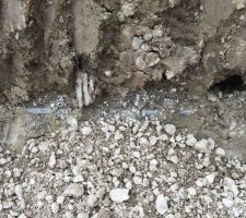 Résidu de la viabilisation raté, le tuyau EU du lot 2 qui passait chez nous n'a pas été enlevé !