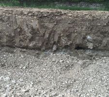 Résidu de la viabilisation raté, le tuyau EU du lot 2 qui passait chez nous n'a pas été enlevé !