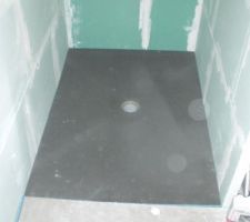 Pose du receveur impeccable. Demain je vais quand meme couler une petite chappe pour renforcer le support et mettre les bandes étanchéitées. Voila bon samedi à demain