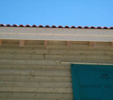 Détail des chevrons au niveau du débord. On voit que certains ont travaillé, ils sont fendus et de biais