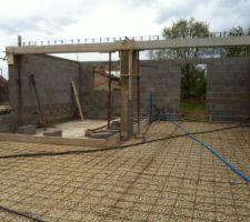 Mise en place des poutres et pr&eacute;paration pour la dalle du garage