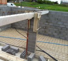 Mise en place des poutres et pr&eacute;paration pour la dalle du garage