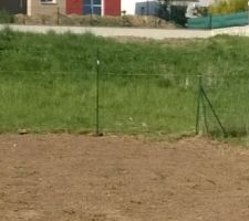 Grillage pour clôturer le terrain de derrière terminé