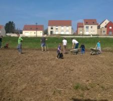 Préparation du terrain pour semer la pelouse