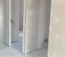 Fin de la premi&egrave;re journ&eacute;e de pon&ccedil;age. Vue entr&eacute;e chambre.