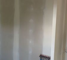 Fin de la premi&egrave;re journ&eacute;e de pon&ccedil;age. Vue sortie r&eacute;glage plancher chauffant.