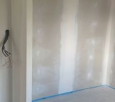 Fin de la premi&egrave;re journ&eacute;e de pon&ccedil;age. Vue placard chambre 2.