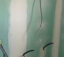 Fin de la premi&egrave;re journ&eacute;e de pon&ccedil;age. Vue salle de bain.