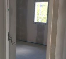 Fin de la premi&egrave;re journ&eacute;e de pon&ccedil;age. Vue entr&eacute;e chambre 2.