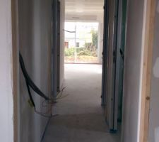 Fin de la premi&egrave;re journ&eacute;e de pon&ccedil;age. Vue couloir reliant garage baie vitr&eacute;e salon.