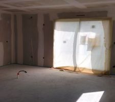 Fin de la premi&egrave;re journ&eacute;e de pon&ccedil;age. Premi&egrave;re b&acirc;che pos&eacute; pour peinture.