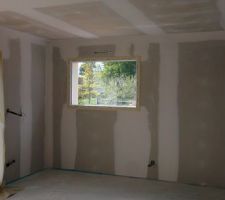 Fin de la premi&egrave;re journ&eacute;e de pon&ccedil;age. Vitre prot&eacute;g&eacute; pour peinture.