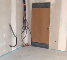 Fin de la premi&egrave;re journ&eacute;e de pon&ccedil;age. Porte prot&eacute;g&eacute;e pour peinture.