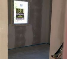 Fin de la premi&egrave;re journ&eacute;e de pon&ccedil;age. Vitre prot&eacute;g&eacute;e pour peinture.