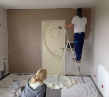 La cuisine avec un mur plus foncé, nous avons mis de la fibre et laqué pour l'entretien, demain photo avec la cuisine monté