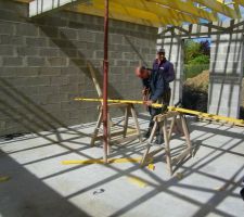 Bonjour, deux charpentiers qui ont fait en une journée (jeudi 30 avril 2015) cet excellent travail. Ils reprendront lundi, vendredi état férié, fête du travail.
Bravo à eux! Il est presque 17h.