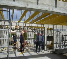 Bonjour, deux charpentiers qui ont fait en une journée (jeudi 30 avril 2015) cet excellent travail. Ils reprendront lundi, vendredi état férié, fête du travail.
Bravo à eux! Il est presque 17h.
