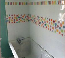 Le carrelage de la salle de bain principale avec de la faience de chez pamesa desiné par agatha ruiz de la prada.