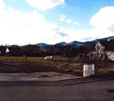 Vue de la rue vers le champ, photo issue du dossier de Permis de construire