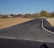 Vue de l'impasse qui est sur le c&ocirc;t&eacute; gauche de la maison