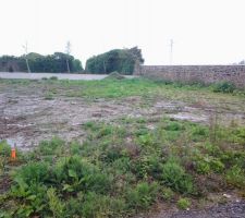 Voici une photo du terrain avec les bornes d'implantation du g&eacute;om&egrave;tre  (orange).