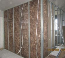 Un peu isolation phonique passage de gaine &eacute;lectrique et on ferme