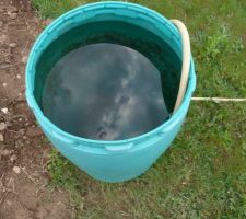 Aide d'un voisin plus loin pour l'eau nécessaire au montage des murs en attendant le raccordement des compagnies des eau.