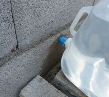 Saint Thomas fait son test de capillarité de l'arase étanche...
Une bidon (5L) de camping et un robinet qu'on laisse goutter sur le mur pendant 2h