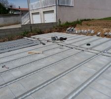 Mise en place des hourdis bétons, au fond les planelles sont en attente (humm!!)