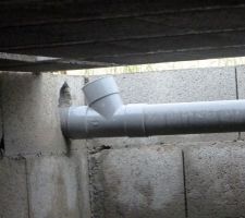 Bon à savoir, comment économiser des chevilles de suspension des canalisations, utiliser le mur existant.