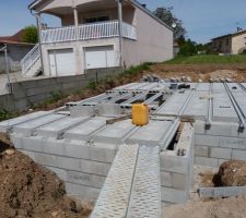 Mise en place des hourdis bétons, en avant le bidon pour adjuvant d'arase hydrofuge, au fond les planelles sont en attente (humm!!)