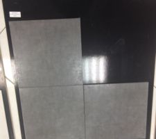 Carrelage choisi chez produsol, supplément ajouté car ne fait pas parti du carrelage Maisons Pierre. Carrelage pour le salon, salle à manger, cuisine : gris clair
Carrelage pour les salle de bain et celier : gris anthracite
Pour les chambres et le couloir en haut c'est du PVC souple gris argent