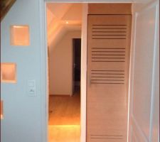 Mise en place des portes de placards dans le couloir des combles