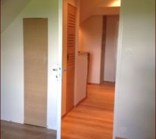 Mise en place des portes de placards dans le couloir des combles