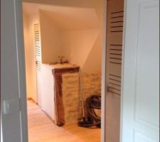 Mise en place des portes de placards dans le couloir des combles
