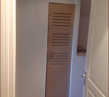Mise en place des portes de placards dans le couloir des combles
