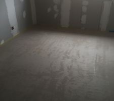 Chape anhydrite après 48 heures de séchage ( Chambre 1 ) Les trainée d'eau sur le placo c'est toute la condensation sur les fenêtres qui ruisselait.