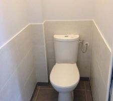 Nos toilette son fini, on pense acheter un petit meuble et on va essayé de trouver un truc plus jolie au niveau de la rosace des toilettes