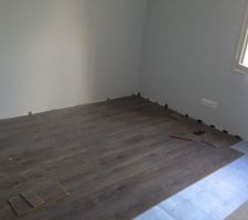 Notre chambre qui est en cours, il nous manque les plinthes donc on doit attendre pour finir puis il nous restera la chambre de la petite :) parquet claire