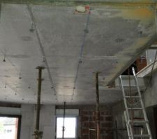 Implantation des suspentes dans la salle