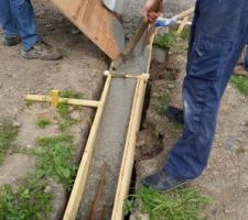 Coulage des longrines et du muret de séparation sur lequel posera le grillage rigide