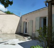 La terrasse devant avant pose de la chape. Les carreaux seront en quartzite gris clair de 50 x 50 cm