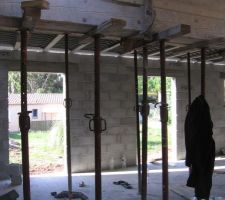 Vue du salon vers salle a manger donnat sur derriere terrain