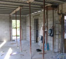 Vue de la salle a manger sur acces garage et entr&eacute;e bureau avec escalier sur la droite