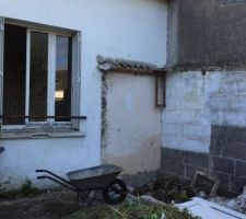 CÃ´tÃ© jardin, petite extension dÃ©truite.