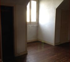 Etage cote rue avec chien assis