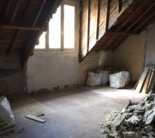 Etage cote Rue, résultat des cloisons enlevées et placo descendu.