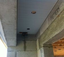 Spot sous porche et boitier pour prise électrique (décoration de noël)