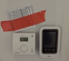 Thermostat pompe à chaleur et indicateur de consommation avec centralisation des volets roulants