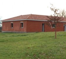 Maison vu de derrière la  pose des fenetres finies